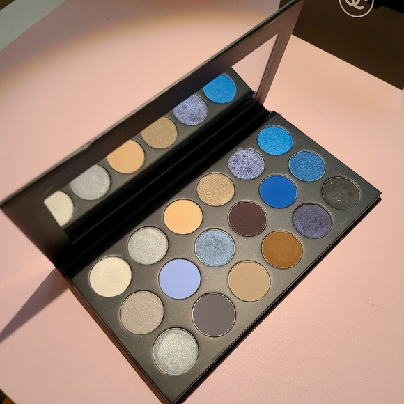 Morphe Artistry Palette 18A Blue Ya Away  Palette - Picture 9 of 11
